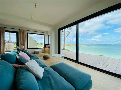 Réservez un appartement de vacances en Bretagne pas cher. Hébergement confortable, séjour en bord de mer, découverte des paysages et traditions bretonnes