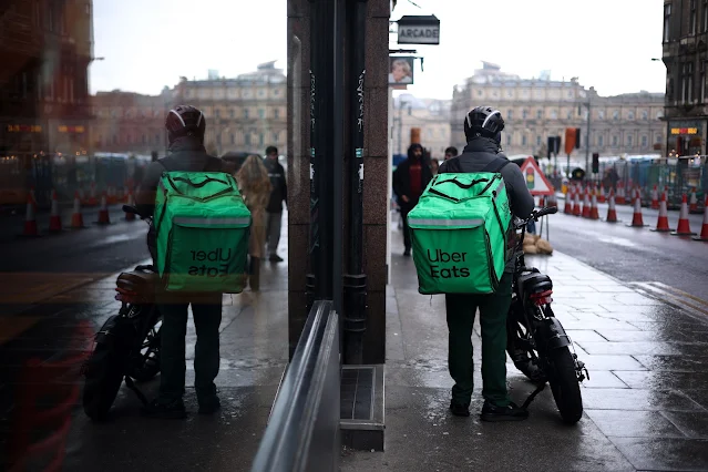 Téléchargez gratuitement Uber Eats France et commandez vos repas en ligne. Livraison rapide, milliers de restaurants partenaires, promotions exclusives et suivi en temps réel